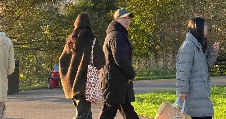 沙溢胡可英国被偶遇，两儿子在这里上学，夫妻同行看起来岁月静好