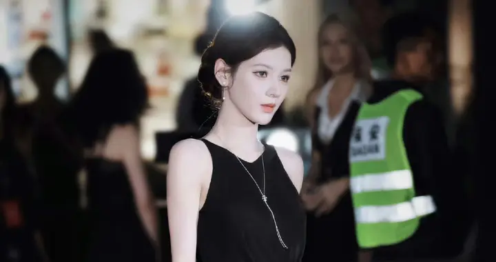 张予曦上海阿玛尼活动，雕塑般的顶级美貌，就连背景都挺拔婀娜！