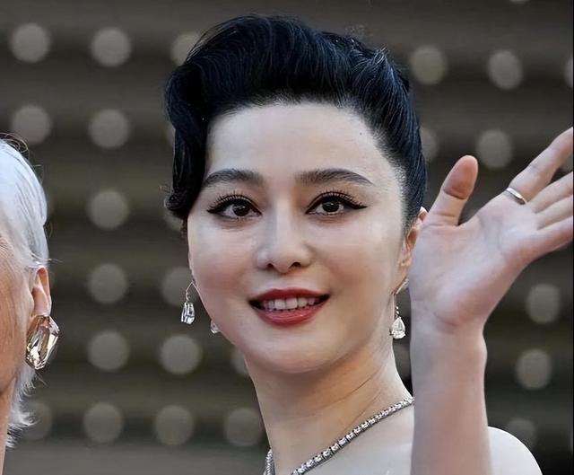 翻到范冰冰以前照片，再一次被她的美貌震撼住，堪称神颜！