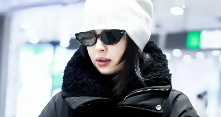 辛芷蕾机场私服真时髦！黑色羽绒服+牛仔裤+毛线帽，减龄又高级！