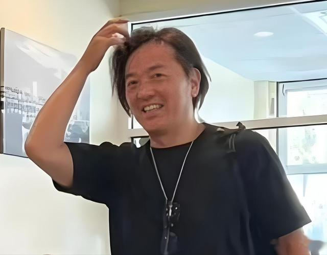 郑伊健在餐馆吃饭，头发稀疏满身“老人味”，49岁蒙嘉慧也发福！