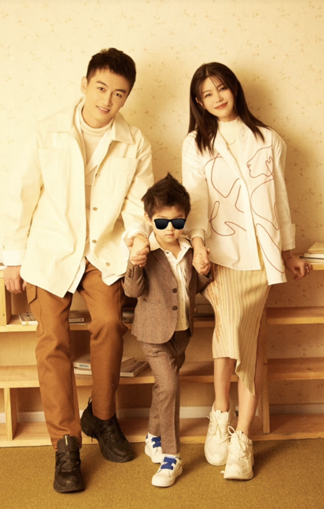 陈妍希|陈妍希替儿子发文庆生，首次公开小星星无遮挡正面照，侧脸像陈晓