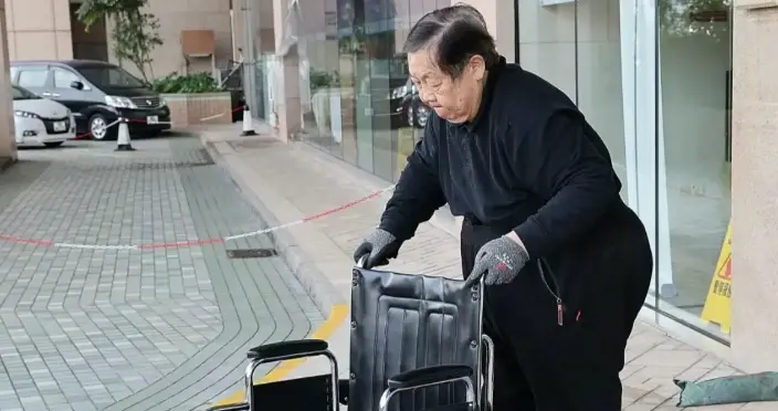 出名后出轨保姆，气死原配，如今77岁的他晚景凄凉，子女与其割席