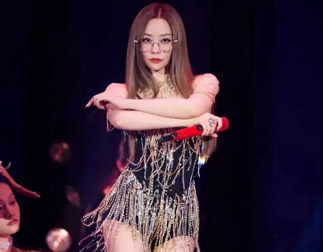 张靓颖眼镜?热舞反差感拉满，惊艳全场却被吐槽网红风，为老不尊