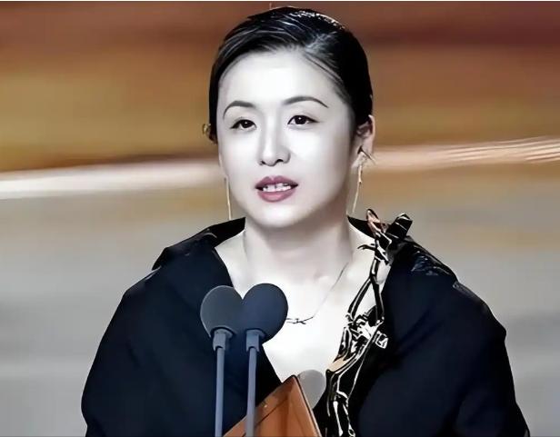 脸都丢尽了！秦雯袭警真相大白，官方亲手撕下伪装，录音竟是真的