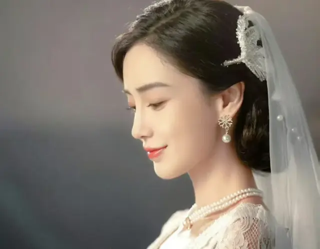 Angelababy婚纱剧照，身披婚纱单手持枪