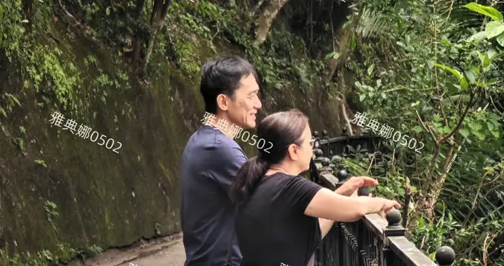太平山顶偶遇梁朝伟， 他身边居然不是老婆刘嘉玲本人笑容十分迷人