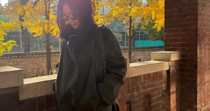 崔智友带娃出游，这身材和颜值，披麻袋都好看，行走的衣架子啊！