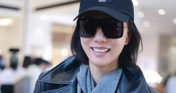 王珞丹剪了短发后气质大变！穿黑色皮衣+棒球帽，时髦洋气又高级