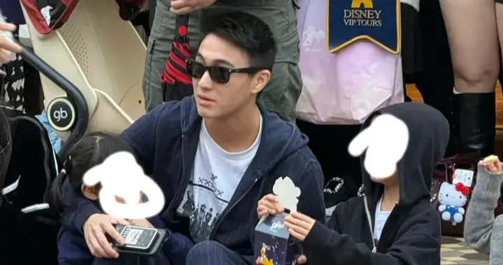 何猷君现身迪士尼，一边搂着女儿一边照顾儿子，也坐在马路牙子上