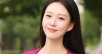 刘璇一袭玫红修身裙配黑长直发，气质优雅美得好温柔