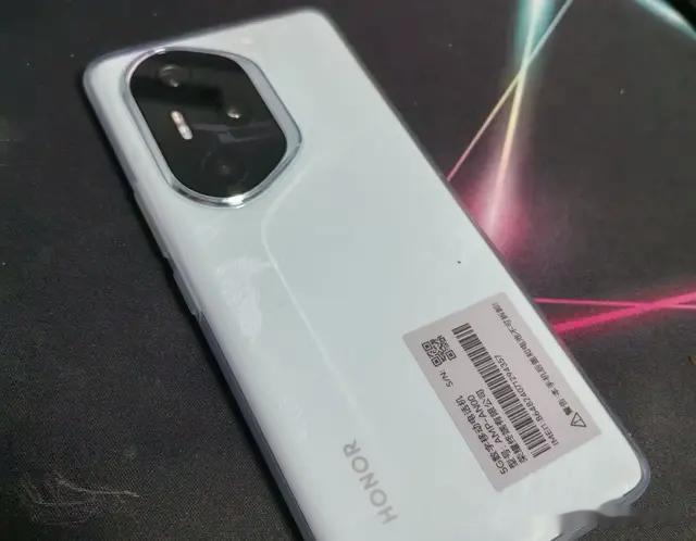 实体店买的荣耀300Pro12+512GB，后悔内存买大了，日常使用舒服