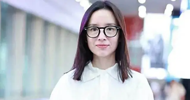 董洁的机场私服真简约！穿白衬衫+牛仔短裤，时髦又减龄！