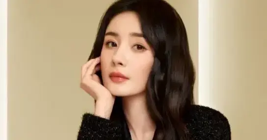 杨幂，一身黑裙大长腿，靓丽夺目