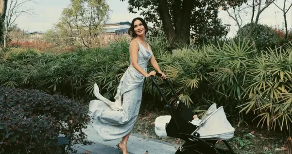 41岁卢靖姗春天遛娃！穿银色礼裙配高跟鞋推婴儿车，二胎儿子好乖