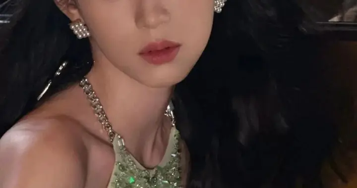 周也，野性之美：笑的时候又乖又甜精致玲珑，不笑的时候又攻又颓