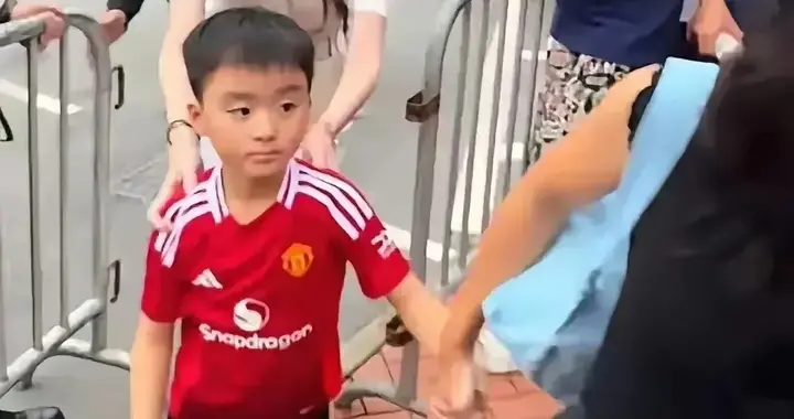 奚梦瑶接娃放学，大儿子正脸曝光，遗传妈妈好基因，又高又帅