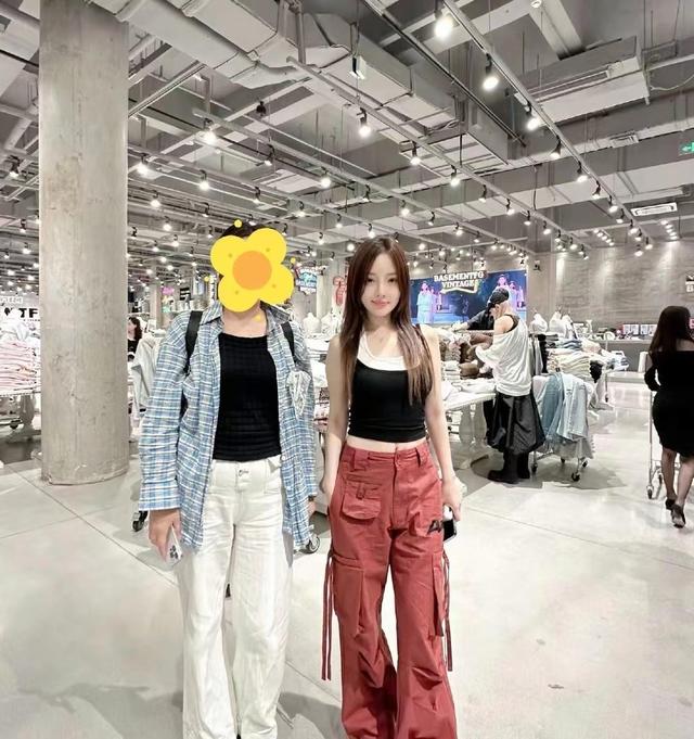 李小璐女儿太成熟，11岁肤白貌美染红发，五官堪称翻版李小璐