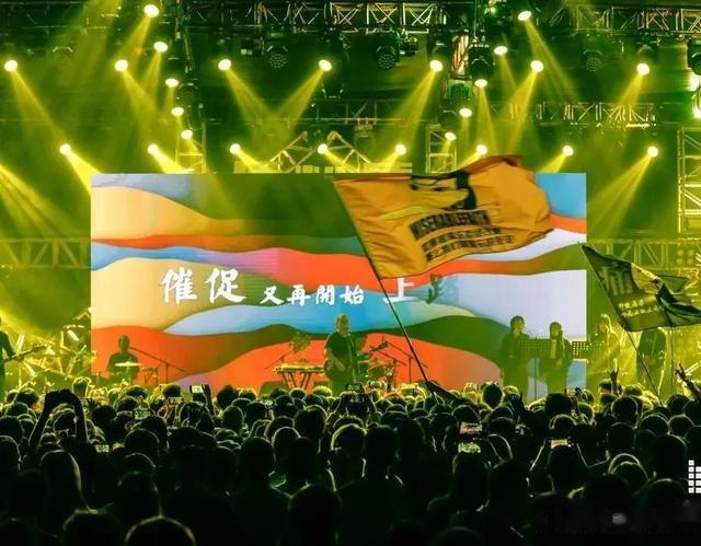 livehouse|自杀失败后，他顶着疫情开Livehouse