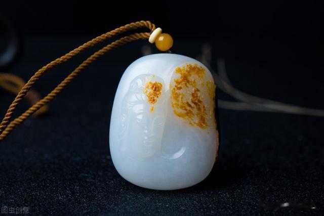 雕刻|和田玉“俏色巧雕”的简洁明快，创作出的寓意和艺术价值