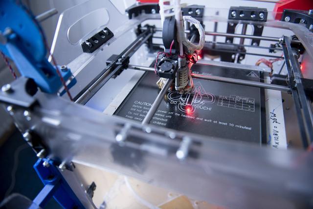 小米16 Pro采用3D打印技术？OPPO上了，美女产品经理表演荡秋千！