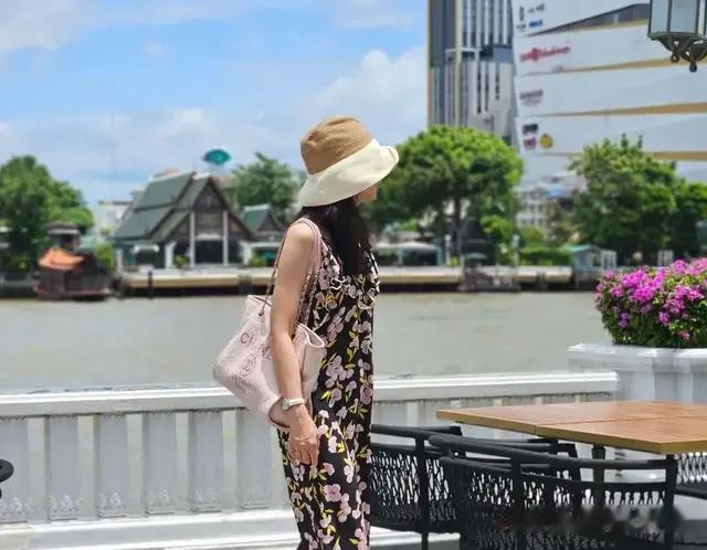 李宝英一家游泰国，10岁女儿侧颜曝光，长相肖其父似“女版池城”