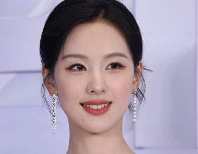 陈都灵上海活动照，一袭白裙身姿曼妙，脸又小又精致好美