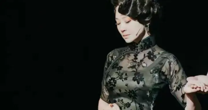 56岁许晴现状封神：旗袍裹出丰腴曲线，活成时光偏爱的女人