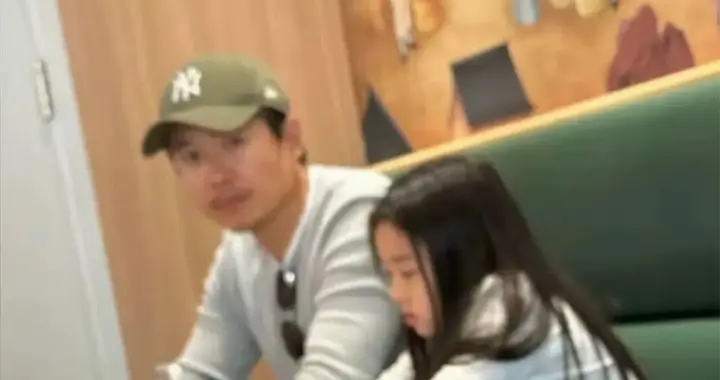 网友偶遇高云翔陪女儿小酒窝购物，凸肚稍显油腻，躲镜头不够自信