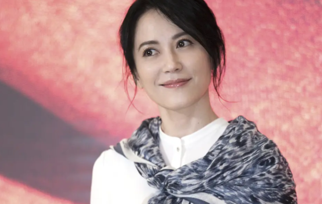 俞飞鸿|俞飞鸿：坦然面对渐渐老去的自己，52岁未婚未孕依然过得很潇洒