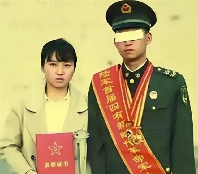 排雷英雄杜富国，失去2眼2手，妻不离不弃，今添2喜，网友沸腾