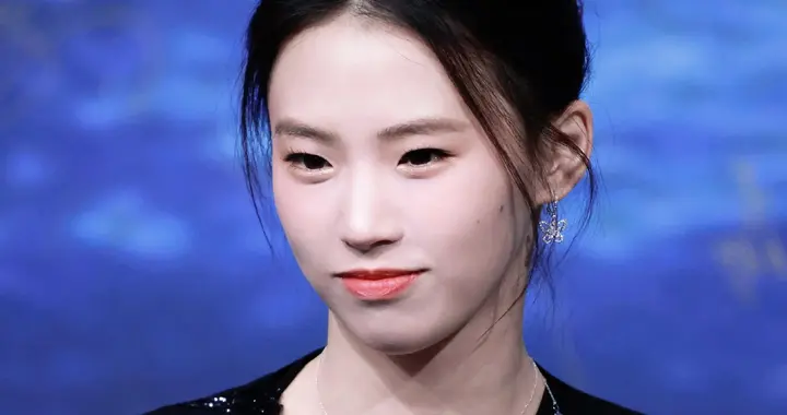 陈芋汐亮相微博之夜活动，穿黑色连衣裙蝴蝶耳环点缀 颜值不输明星