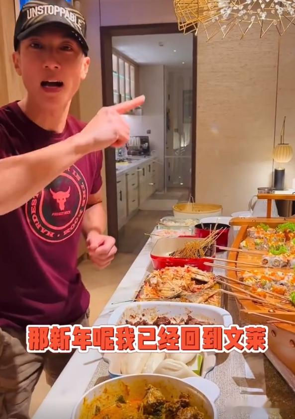 吴尊|吴尊晒聚餐视频：75岁尊爸笑容满面状态佳，NeiNei与MAX送祝福