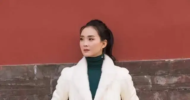 “晴格格”王艳不像是74年的人！穿白色大衣+阔腿裤，高级又洋气