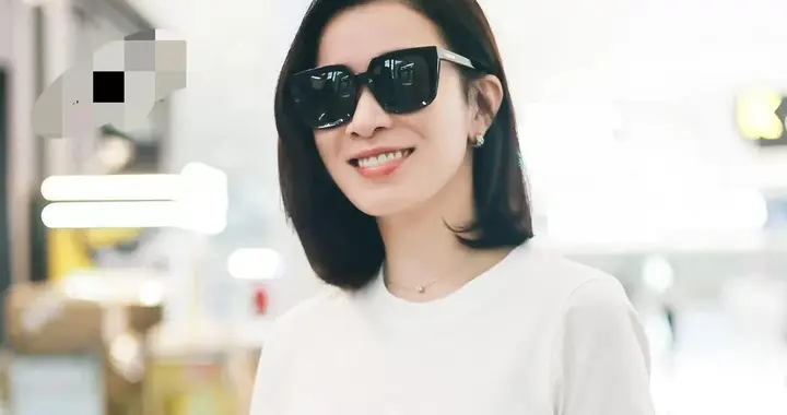 佘诗曼机场私好简约！白色长袖+黑色阔腿裤，休闲随性又时髦！