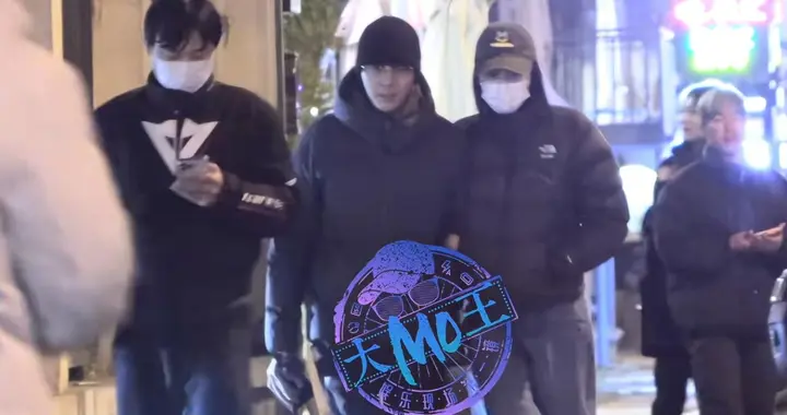 陈伟霆何穗官宣生子后首同框，深夜漫步街头，紧紧依偎有说有笑