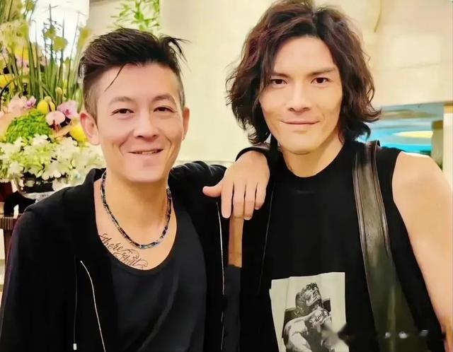 向佐晒与陈冠希合照，状态显老法令纹重，网友：像赵本山和萧敬腾