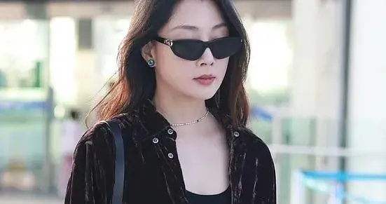 45岁殷桃越来越会穿！丝绒外套+直筒裤+短靴，时髦洋气又高级！