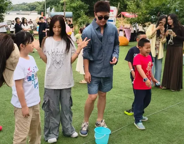 明星团建过六一！贾乃亮和李小璐为甜馨合体，章子怡和佟丽娅也在