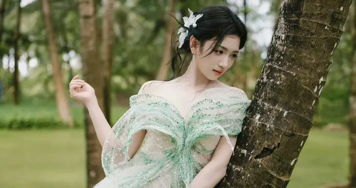 代露娃｜ELLE活动第二套造型好权威的美貌\uD83C\uDF43