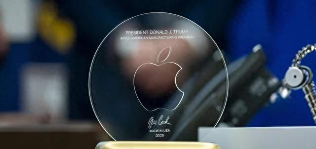 苹果赠送特朗普24K黄金雕像，决定率先在美国制造iPhone屏幕玻璃