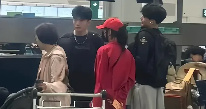 张柏芝带仨儿子赶飞机，老大严肃插兜扮酷，老二笑眯眯模样更抢镜