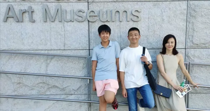 刘孜儿子15岁生日晒全家福，评论区回应曾逼得妈妈进山修行一事