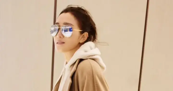 巩俐换风格后气质大变！驼色大衣+连帽针织裙，时髦休闲又高级！