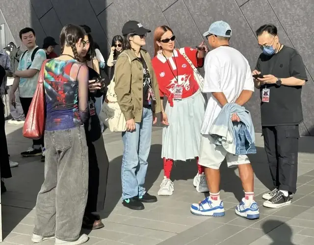 51岁徐濠萦现身日本，与未来女婿同框，穿搭看起来真“崩了”！