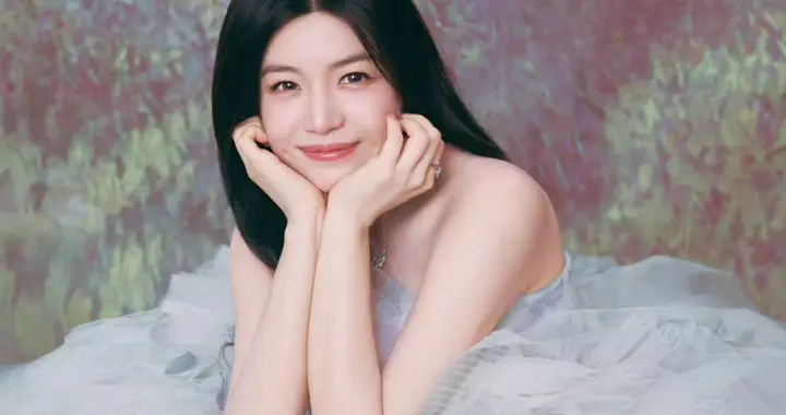 陈妍希裙摆翩翩起舞，笑容好甜