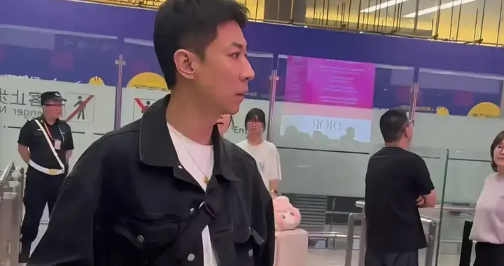 张维伊独自现身机场，短发干净利落，有点模样包袱但还是挺耐看的