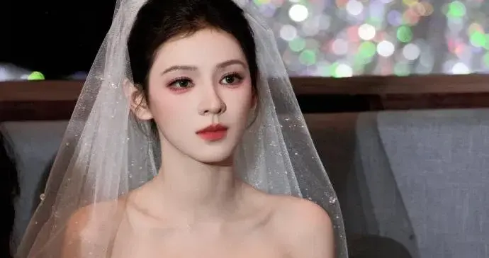 张予曦要美成AI了，利落有型的发型+黑色短裙，妥妥的“高级脸”