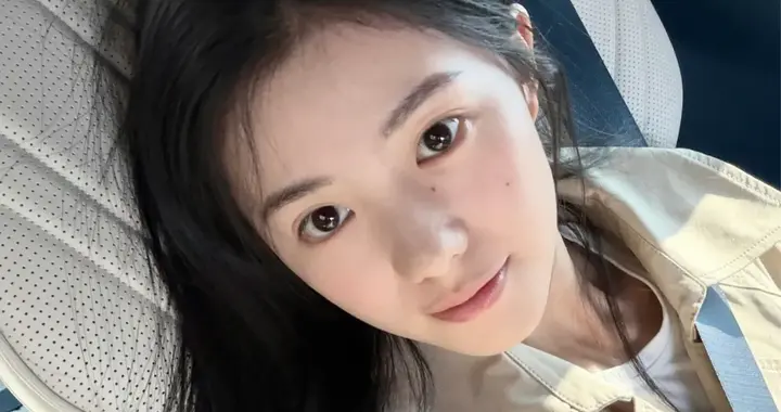 刘浩存，甜甜的自拍。