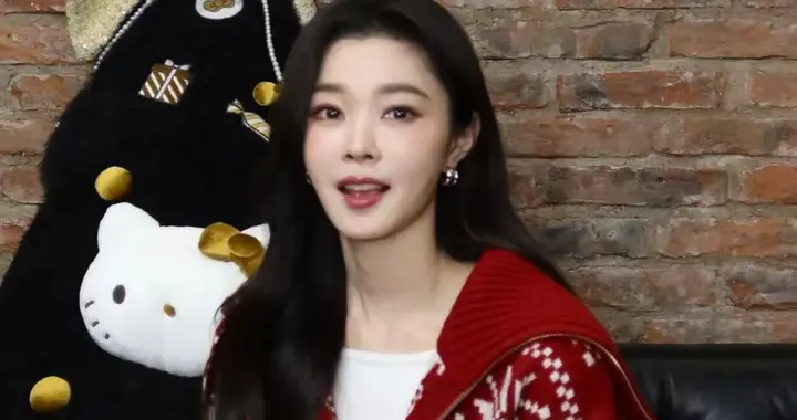 宋轶换风格后真时髦！穿红色翻领毛衣+短裙，洋气又高级！